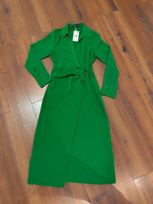 Długa kopertowa sukienka Mango s z rozcięciem butelkowa zieleń