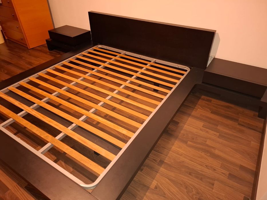 Cama king size com mesas cabeceira