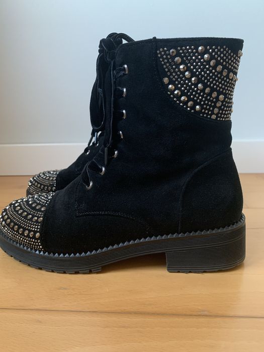 Botins pretos em camurça