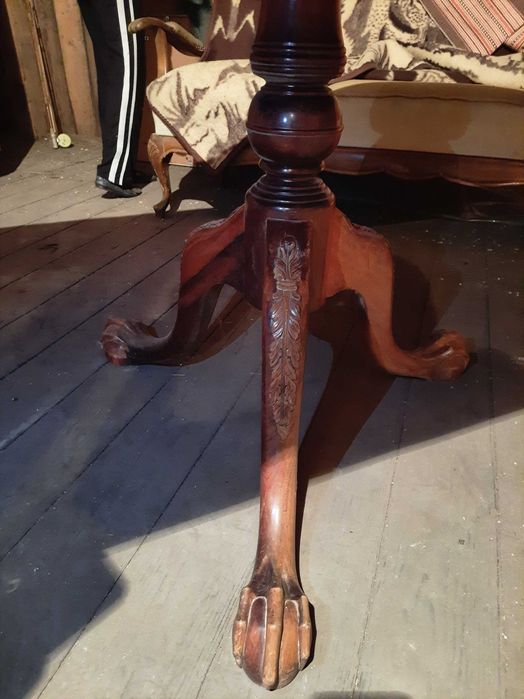 Elegancki stół w stylu angielskim