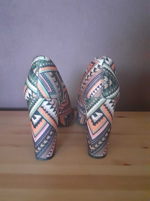 Wzorzyste buty na stabilnym słupku