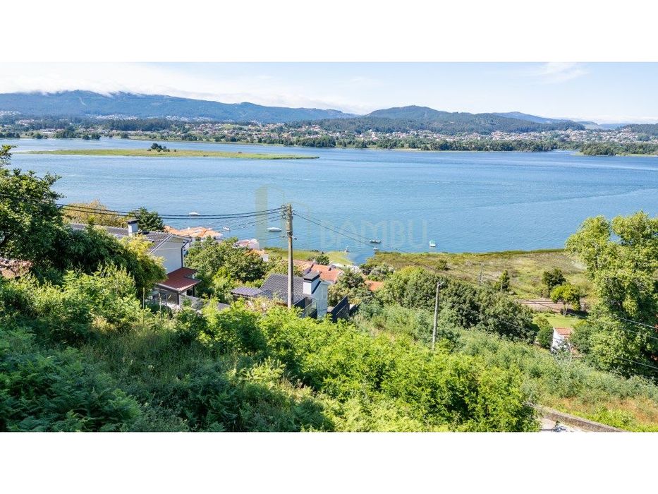 Terreno para construção, com vista para o Rio Minho.