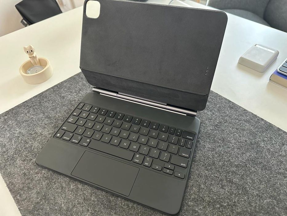 iPad Pro 11 inch 1TB + Magic Keyboard (Eng)