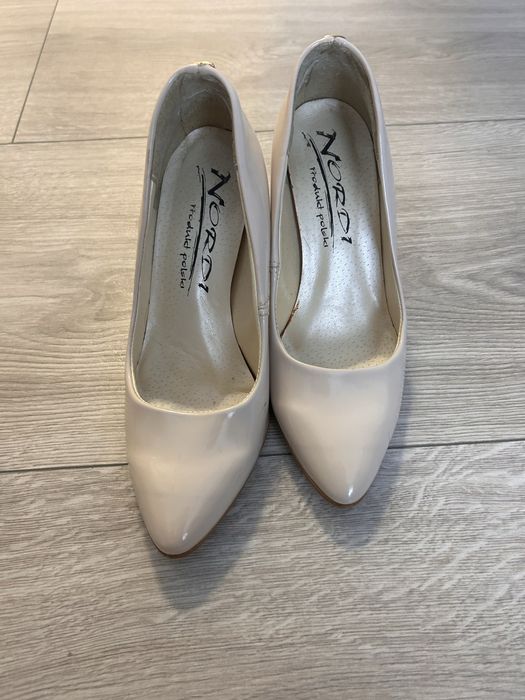 Beżowe szpilki  połysk