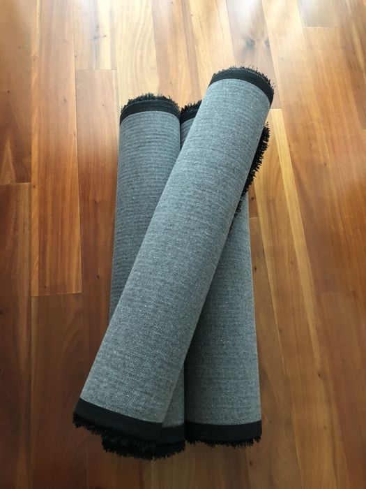 Tapetes de cor preta