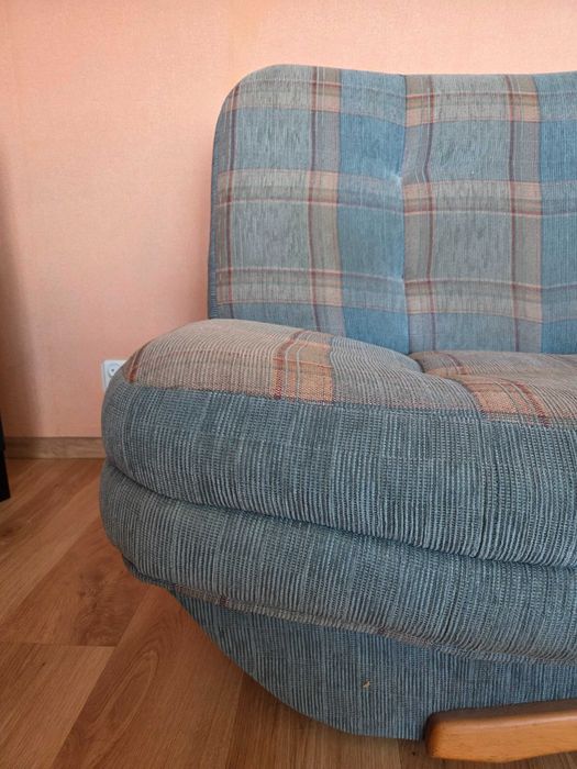 Tapczan i dwa fotele.
