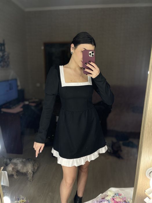 Платье черное.