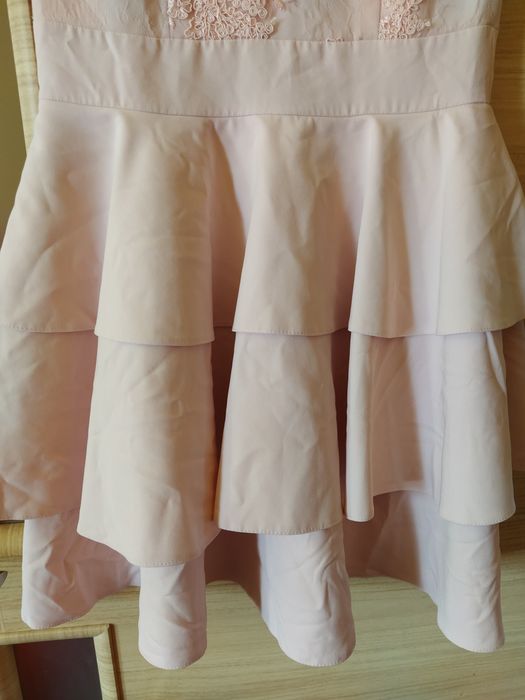 Sukienka puder jasny róż falbanki