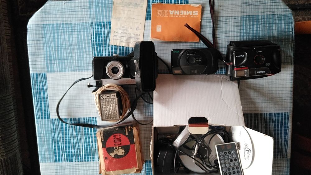 Aparat Smena z czasów PRL-u, lampa błyskowa, odtwarzacz VCD...
