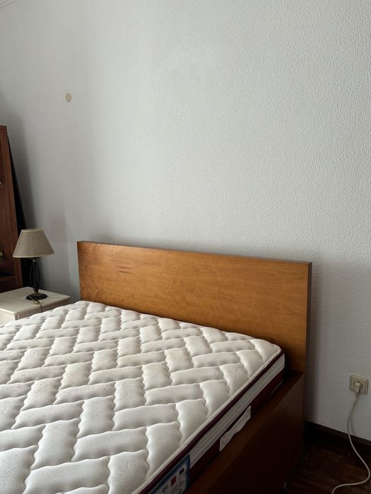 Cama de madeira com colchão