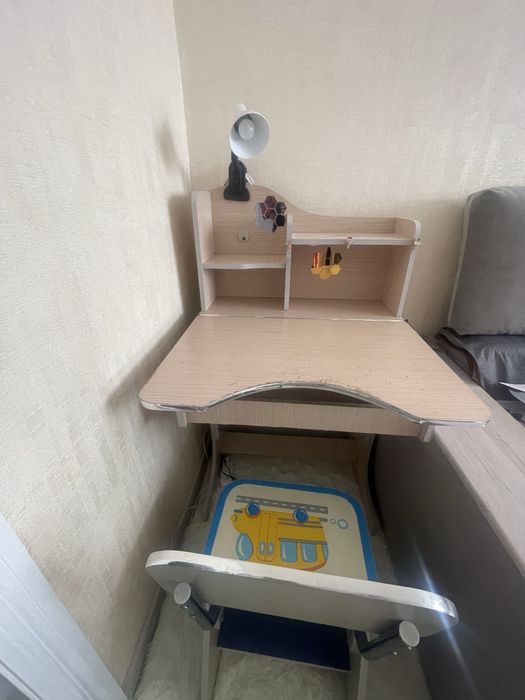 Письмовий дитячий стіл з поличками і стільчиком