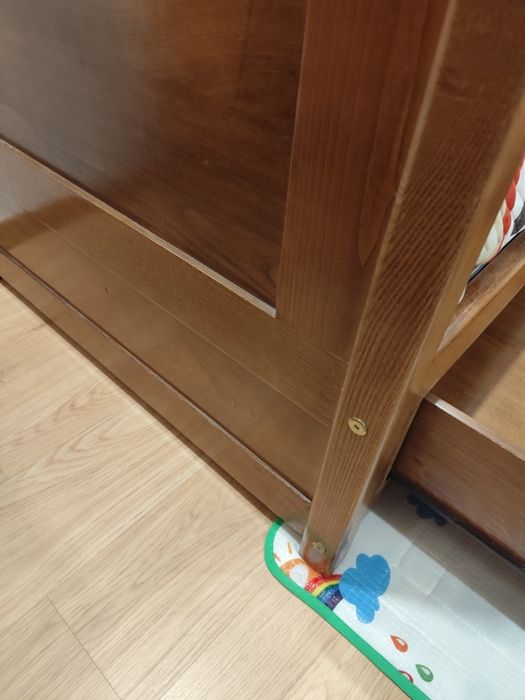 Cama em madeira de castanho