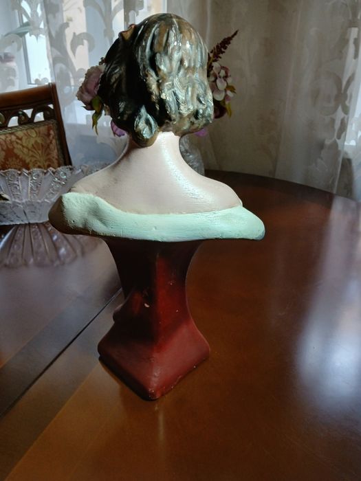 Статуєтка девушки бюст  19 века