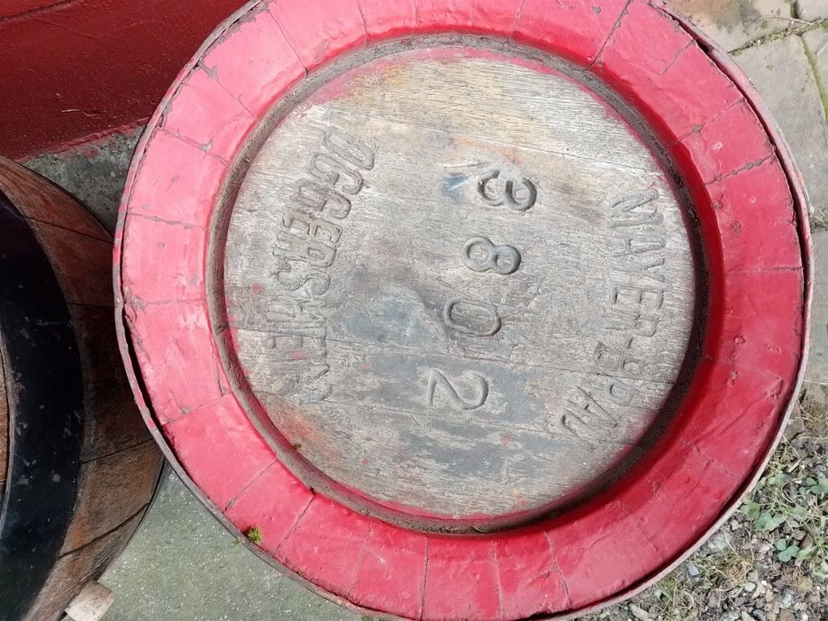 Stare masywne beczki