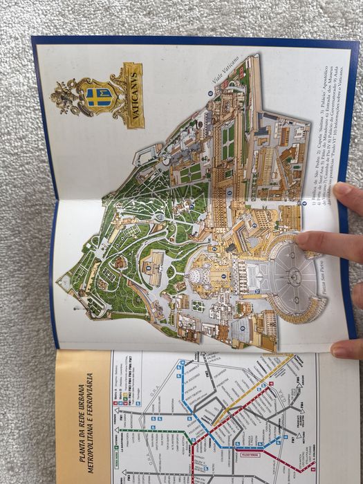 Livro de Roma com descrição da cidade
