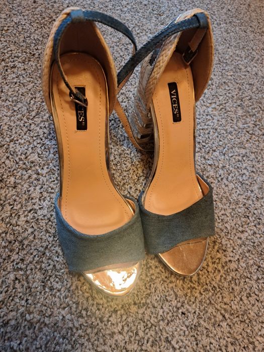 Eleganckie buty na słupku