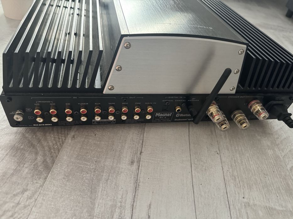 Magnat RV4 Wzmacniacz zintegrowany hybrydowy Hi-end 110W