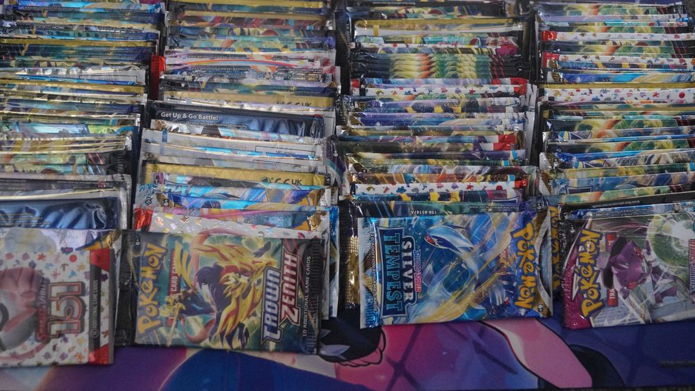 Mini Mystery Box Pokémon TCG – Repack z Boosterem i 100 Kart! vol. 3