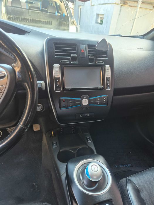 Nissan Leaf электромобиль