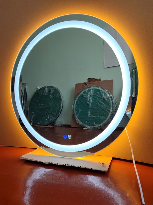 Дзеркало з ледь підсвіткою в ванну або спальну кімнату