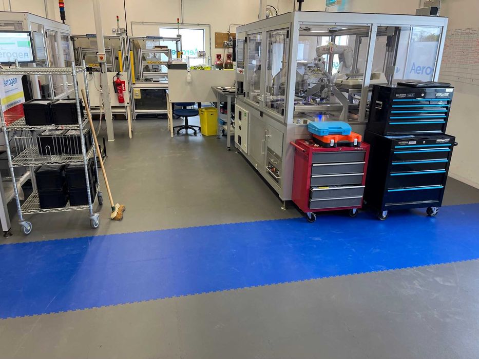 Wytrzymała podłoga modułowa–garaż, warsztat, przemysł, bez kleju, klik