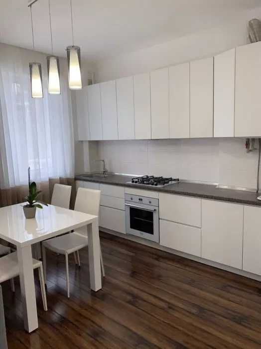 Продаю комфортну 2К з меблями і технікою при вїзді. Газ.