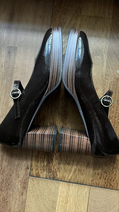 Buty lakierowane na obcasie w kolorze czekoladowym rozmiar 38