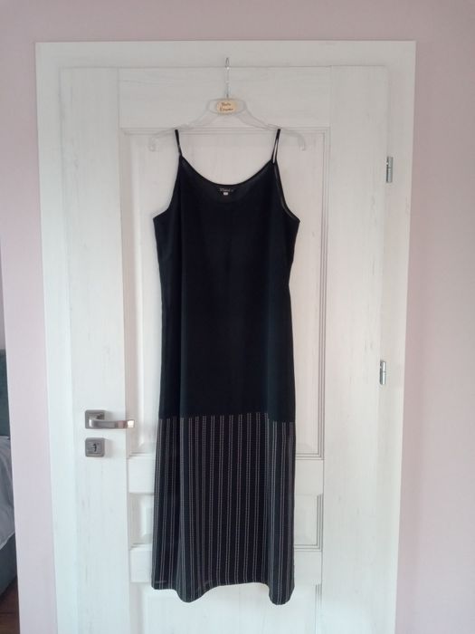 Czarna sukienka na ramiączkach z rozcięciem