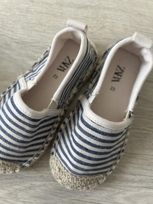 2 pares de sapatos bebe 23