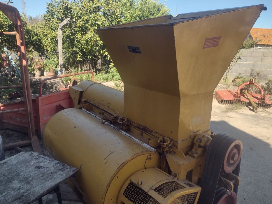 Debolhadora e descamisadeira de milho