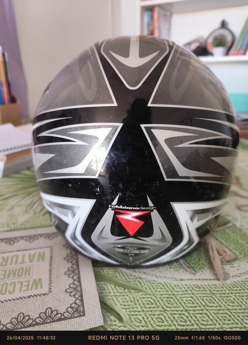 Dois capacetes vendidos juntos.