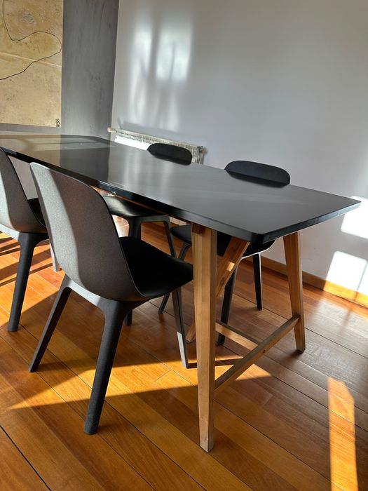 Mesa de jantar com quatro cadeiras