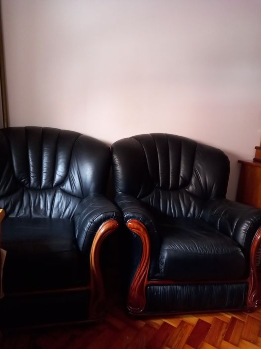 Conjunto sofás em pele