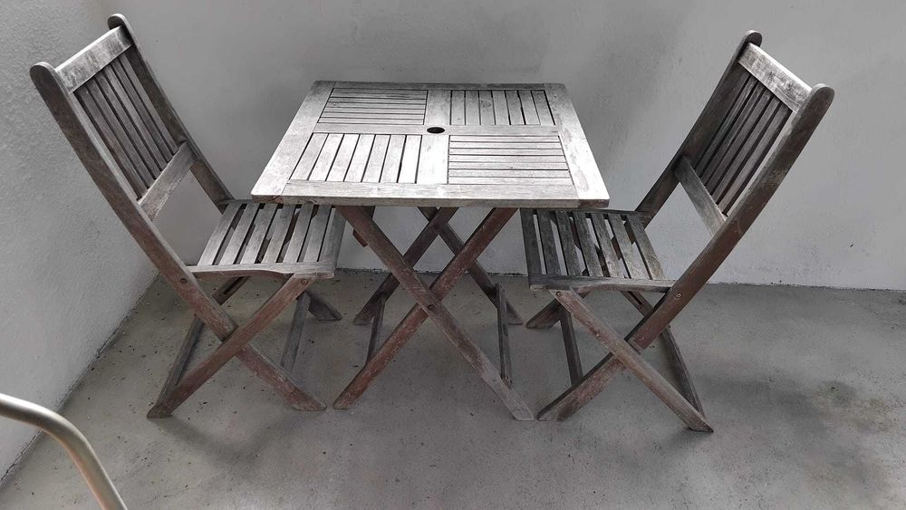 Mesa em madeira e duas cadeira