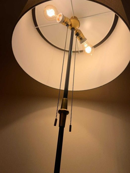 Candeeiro de pé italiano em ferro e latão dos anos 50.