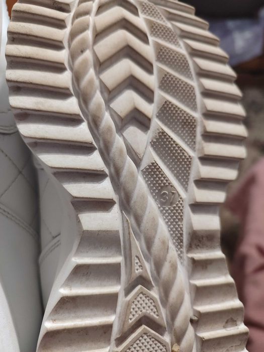 Жіночі кросівки нові