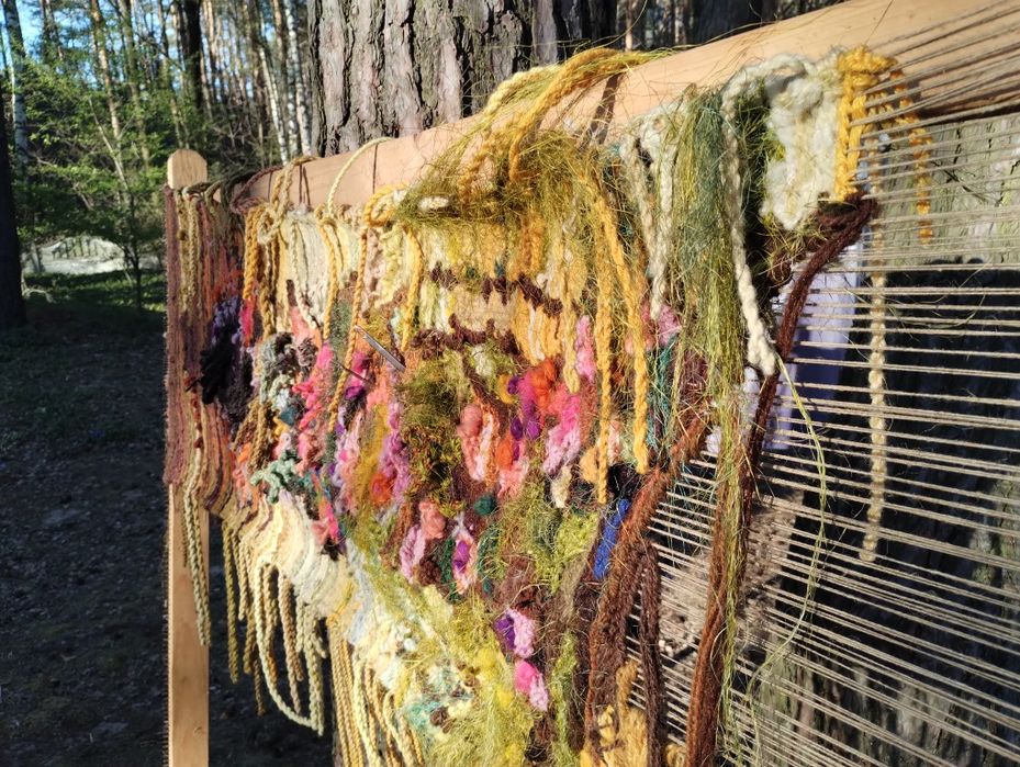 Warsztat tkacki do tworzenia gobelinów uznany artystki