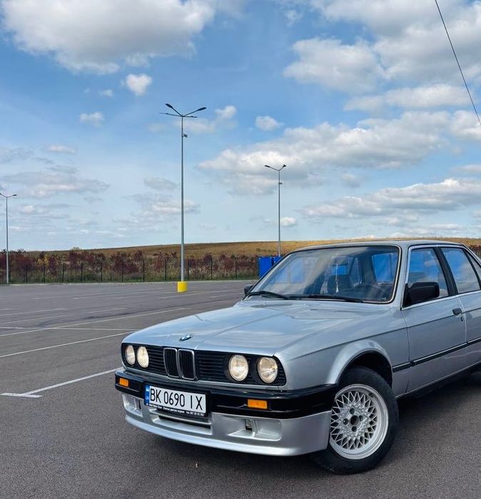 Продам BMW E30 318