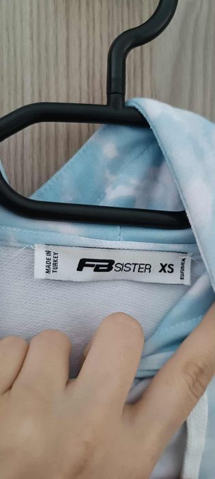 Niebiesko-biała bluza z motylem FB Sister, M