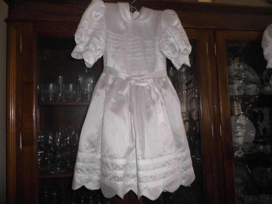 Vestidos de criança novos.