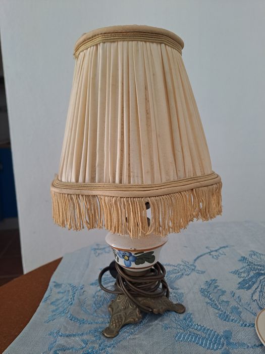 Candeeiro de pé  em bom estado