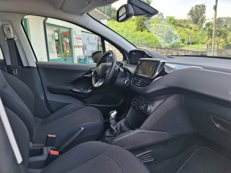 Peugeot 208 Signature