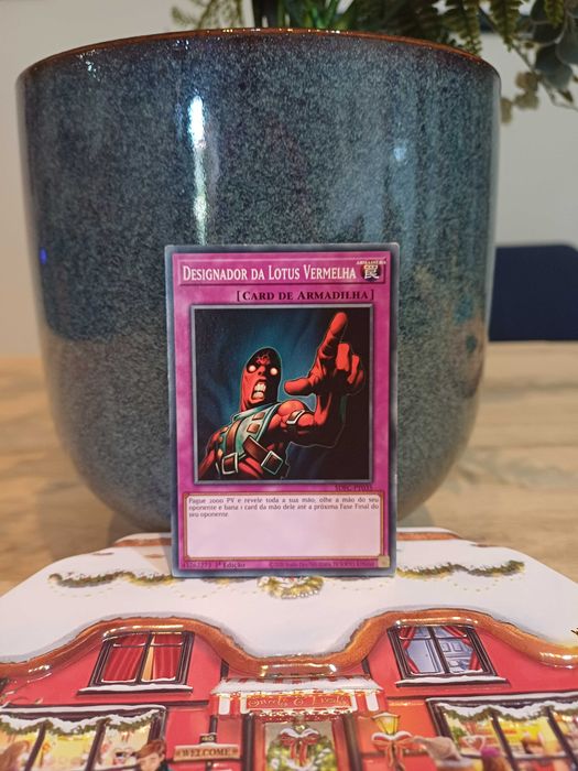 Carta Yu-Gi-Oh! -Designador da Lotus Vermelho - 1ª Edição