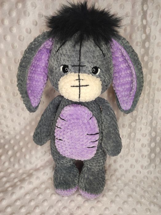 Maskotka osiołek na szydełku.