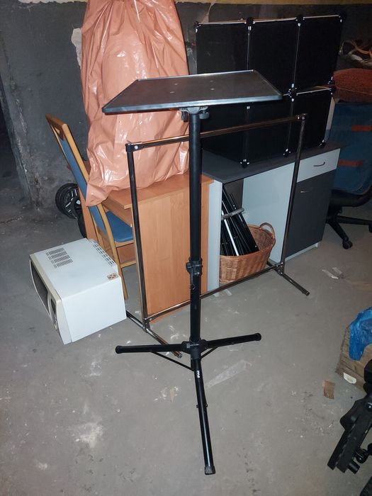 Statyw pod laptopa, projektor