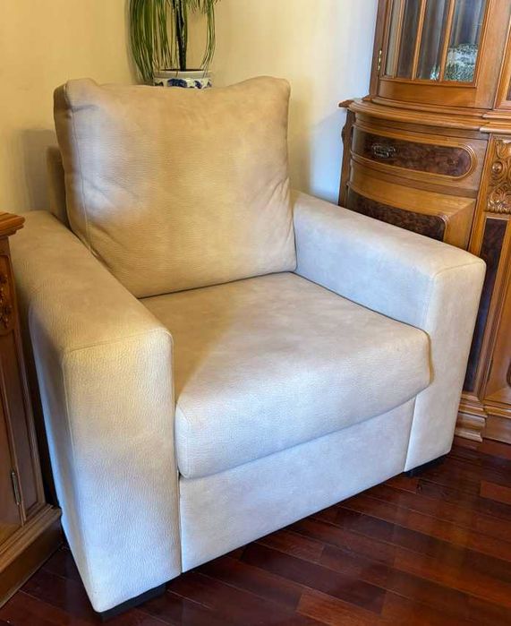 Sofá de 2 lugares e cadeirão