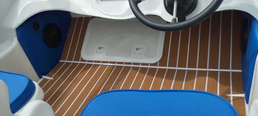 Катер для романтичних прогулянок.