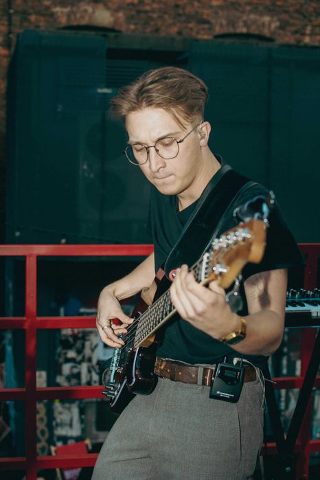 Lekcje gry na gitarze basowej