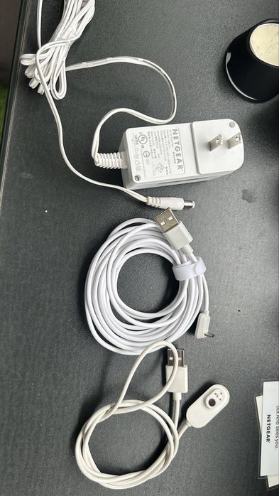 Arlo Ultra VMC5040 + stacja VMB5000 + akcesoria – zestaw monitoringu