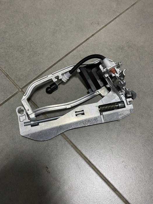 Механізм відкривання дверей BMW x5 e53. Кронштейн ручки дверей. Скілєт